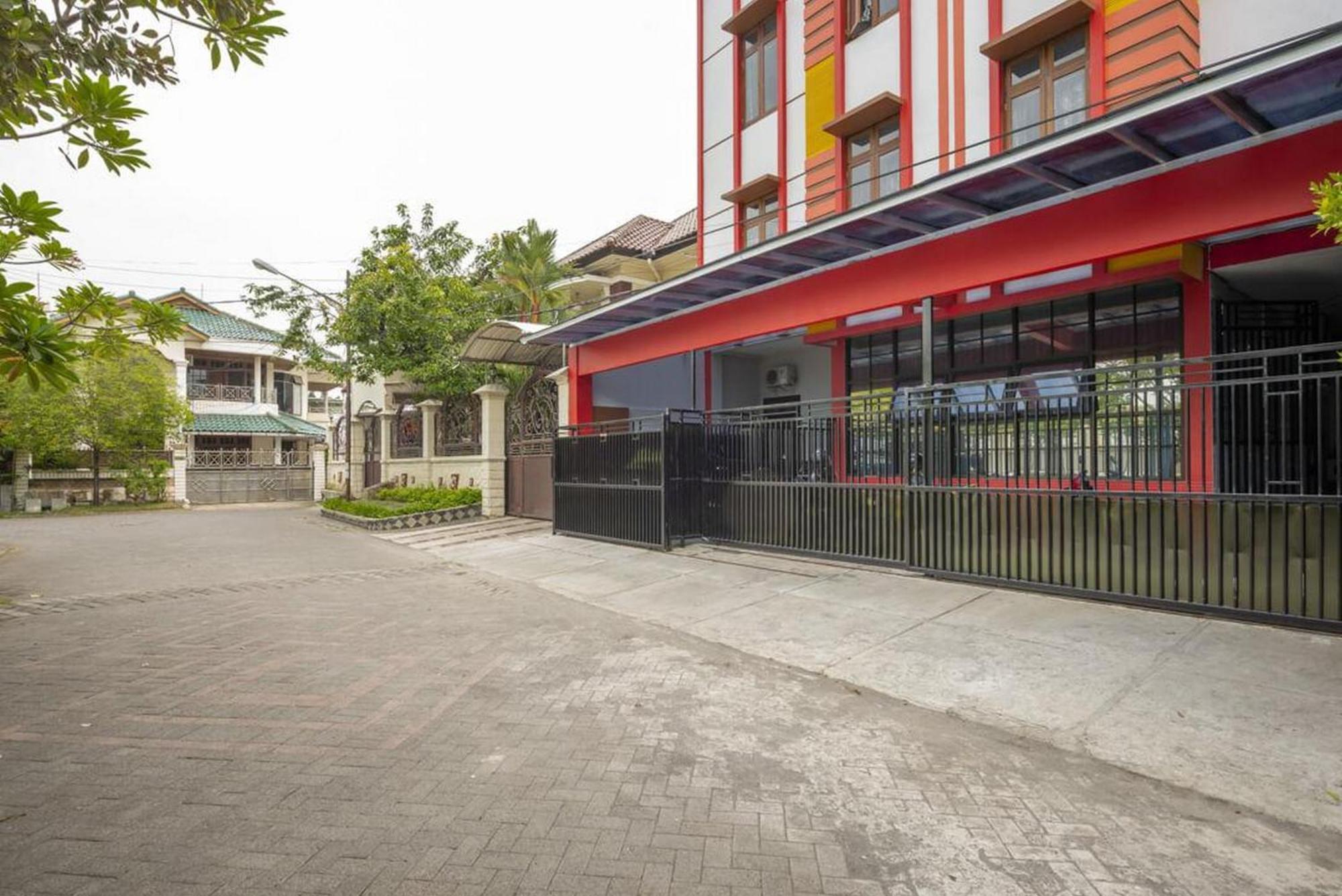 Reddoorz @ Jemursari Surabaya 2 Εξωτερικό φωτογραφία